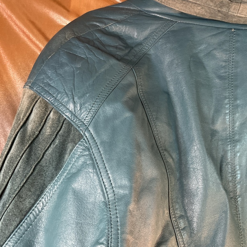 Vintage 80’s teal leather skirt suit. Classic hug shoulders waist detail size M - Picture 9 of 9